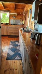 a kitchen with a wooden counter and a counter top at Atardecer Inolvidable in Tomé