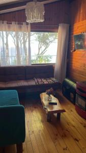 a living room with a couch and a coffee table at Atardecer Inolvidable in Tomé