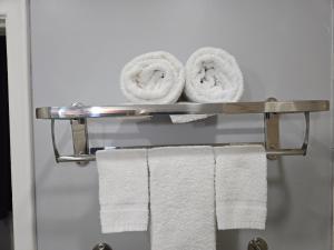 a towel rack with towels on it in a bathroom at Cobourg Inn in Cobourg
