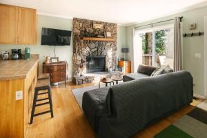 a living room with a couch and a fireplace at Peaceful Mountain Sanctuary near Arrowhead Village in Lake Arrowhead