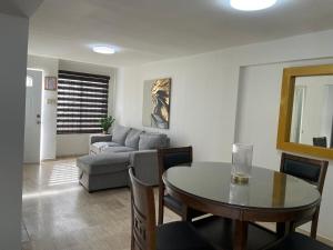 a living room with a table and a couch at Casa 3 super centrica ubicada al norte in Hermosillo