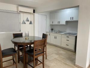 a kitchen with a table and chairs in a room at Casa 3 super centrica ubicada al norte in Hermosillo +6 photos