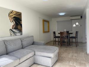 a living room with a couch and a table at Casa 3 super centrica ubicada al norte in Hermosillo