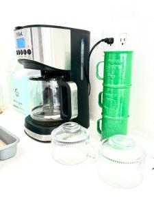 a coffee maker and two cups on a counter at Loft shaula in Tapachula