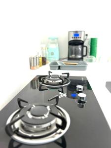 a stove top with a burner on a kitchen counter at Loft shaula in Tapachula