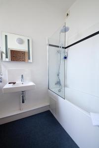 a bathroom with a shower and a sink at Hôtel Albert Elisabeth Gare SNCF in Clermont-Ferrand