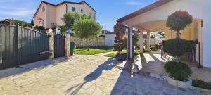 a driveway of a house with a fence at Villa Kasandra - Ruhe & Eleganz in Buje, Istrien in Kaštel