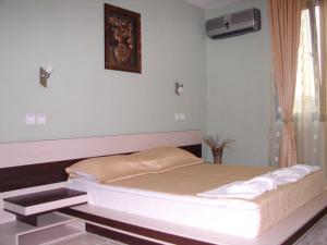 Bett in einem Zimmer mit in der Unterkunft Hotel Amfibia in Primorsko