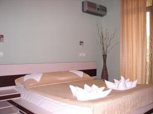 Ein Bett oder Betten in einem Zimmer der Unterkunft Hotel Amfibia