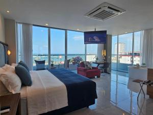 a bedroom with a large bed and a view of the city at Hotel Perla Spondylus in Manta +81 photos