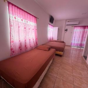 two beds in a room with pink curtains at Preciosa Suite Familiar para 10 personas con cocina y 3 piscinas in Playas +5 photos