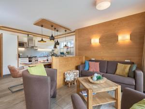 a living room with a couch and a table at BergbiberHAUS XL in Piesendorf