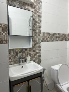 ein Badezimmer mit Waschbecken und Toilette in der Unterkunft Come chez soi in Abidjan + 20 Fotos