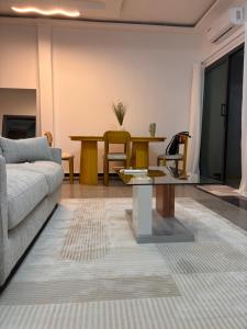 ein Wohnzimmer mit Sofa und Tisch in der Unterkunft Come chez soi in Abidjan