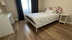 a bedroom with a bed with a floral bedspread at Modern 2BD Apartment with 2 Baths in Alhambra in Alhambra +8 photos