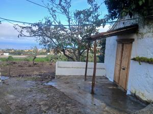 a pole in front of a building with a door at Loft Mamposo in Tacoronte