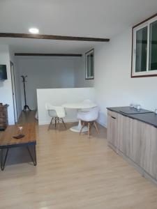 a living room with a table and two white chairs at Loft Mamposo in Tacoronte