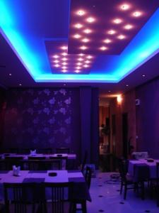 Ein Restaurant oder anderes Speiselokal in der Unterkunft Hotel Amfibia 