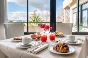un tavolo con cibi e bevande per la colazione di Hotel Pomara a San Michele di Ganzaria