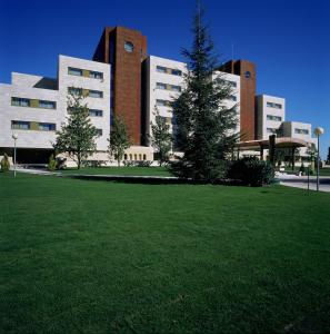 duży budynek z zielonym trawnikiem przed nim w obiekcie Parador de Salamanca w Salamance