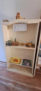a shelf with dishes and other items on it at Hospedaje JyH in Paso de los Libres