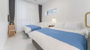 a hotel room with two beds in a room at Chuncheon The Van Pool Villa in Chuncheon
