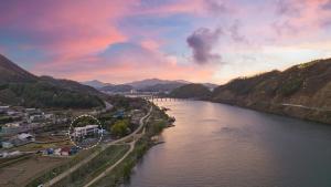 an aerial view of a river with a ferris wheel at Chuncheon The Van Pool Villa in Chuncheon