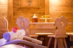 Hotel Lory في بينزولو: غرفة مع كراسي وطاولة مع منشفة