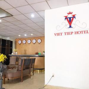 a waiting room with chairs and clocks on the wall at M&M Việt Tiệp Hotel in Dĩ An