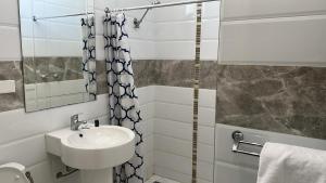 a bathroom with a sink and a shower at Perth City Motel in Perth +27 photos