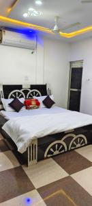 a bedroom with a large bed in a room at Dev Guest House in Aklera