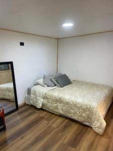 a bedroom with a bed in a room at Exclusive Montecarlos in Pidpid