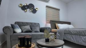ein Wohnzimmer mit Sofa und Tisch in der Unterkunft Jacob's Place in Abu Dhabi