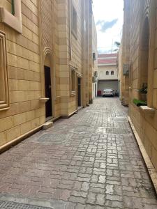 eine leere Gasse in einem Gebäude mit einem geparkten Auto in der Unterkunft Jacob's Place in Abu Dhabi