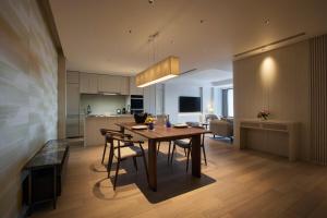 a kitchen and dining room with a table and chairs at Chalet Ivy Weiss, Niseko in Kutchan