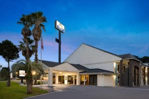 a hotel with a sign in front of a building at Days Inn by Wyndham Hardeeville Near Hilton Head in Hardeeville