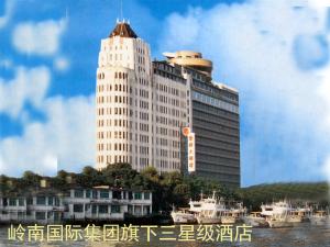 a large white building with at Guangzhou Aiqun Hotel in Guangzhou