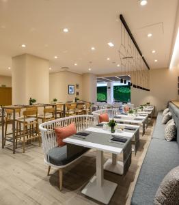 restauracja ze stołami i krzesłami oraz barem w obiekcie Catalonia Giralda w Sewilli
