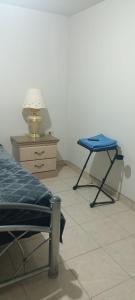 a room with a bed and a table and a lamp at Agradable habitación C in Mexicali