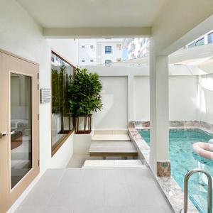 an internal view of a house with a swimming pool at Swan Private Pool Villa Bangsaen in Ban Thai Don (1)