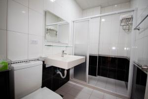 un bagno con wc, lavandino e doccia di Sally's Home a Città Vecchia di Hengchun
