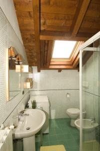 baño con lavabo y aseo y ventana en Appartamenti Villa Anna, en Melegnano