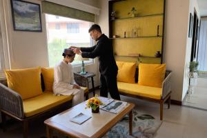 a man getting his hair cut in a barber shop at Sanskriti Vedic Retreat in Rishīkesh