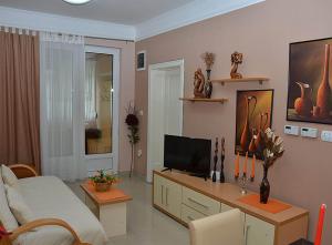 a living room with a couch and a television at Lux Apartmani Vesna in Jagodina