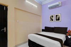 a bedroom with a large bed in a room at Hotel O Charbagh Metro Station Formerly Siddhi Paradise in Lucknow