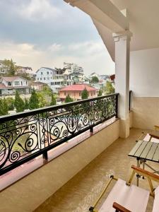 a balcony with a view of a city at Khách sạn Hoa Chuông, trung tâm Đà Lạt in Da Lat