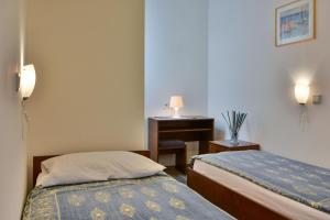 ein Schlafzimmer mit 2 Betten und einem Tisch mit einer Lampe in der Unterkunft Apartments Miki in Donja Klada