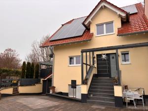 a house with solar panels on the roof at Am Dollespark in Bodenheim +23 photos