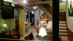 On Board Hostel tesisinde bir restoran veya yemek mekanı