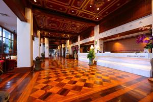 a lobby of a hotel with a checkered floor at Wienglakor Hotel Lampang in Lampang